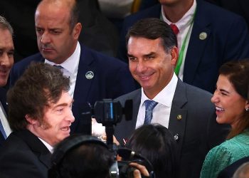Milei en campaña: desembarcó en Brasil para apoyar a Flávio Bolsonaro y enfurecer a Lula