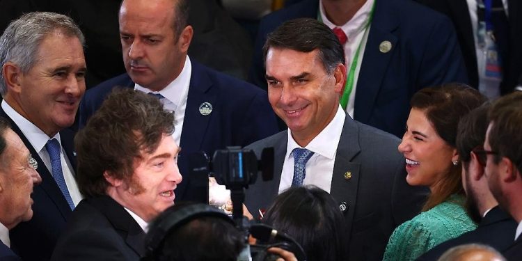 Milei en campaña: desembarcó en Brasil para apoyar a Flávio Bolsonaro y enfurecer a Lula