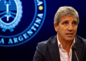 Caputo relanza la “inocencia fiscal” con menos controles para movilizar los dólares fuera del sistema