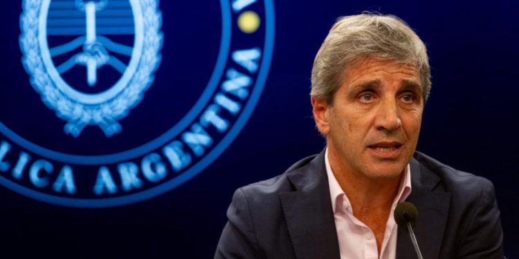 Caputo relanza la “inocencia fiscal” con menos controles para movilizar los dólares fuera del sistema