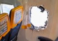 Terror en un vuelo de Ryanair: un pasajero fue succionado por una ventanilla y su esposa logró salvarlo