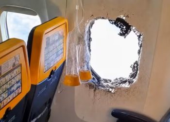 Terror en un vuelo de Ryanair: un pasajero fue succionado por una ventanilla y su esposa logró salvarlo
