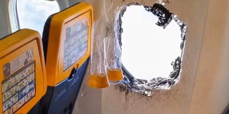 Terror en un vuelo de Ryanair: un pasajero fue succionado por una ventanilla y su esposa logró salvarlo