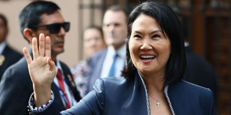 Keiko Fujimori asumió la Presidencia del Perú y anunció mano dura contra el crimen, aumento salarial y emergencia por El Niño