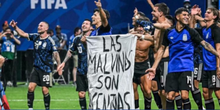 Malvinas dejó al Gobierno en offside mientras Milei negocia con Messi los festejos de la Selección