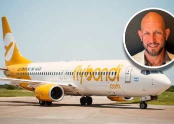 Flybondi al borde del colapso: deudas, juicios, aviones parados y pasajeros abandonados