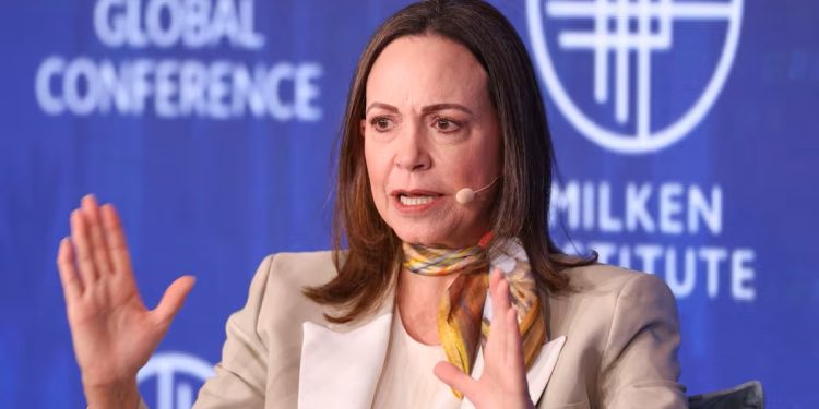 Estados Unidos dice que no impedirá el regreso de Machado, pero avala una transición venezolana que la deja al margen