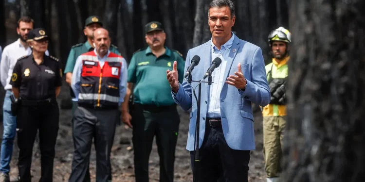Pedro Sánchez admite que la situación es extrema: incendios arrasaron 45.000 hectáreas con 90.000 personas evacuadas o confinadas
