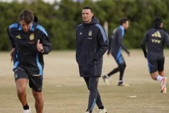 Scaloni escondió el equipo del clima y probó alternativas para frenar a España en la final. La posible formación