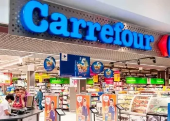 Compran deudas por $4 y después van por los $100. Carrefour en la mira