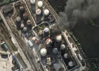 Ucrania golpeó una gran refinería rusa y volvió a atacar la base de la Flota del Mar Negro