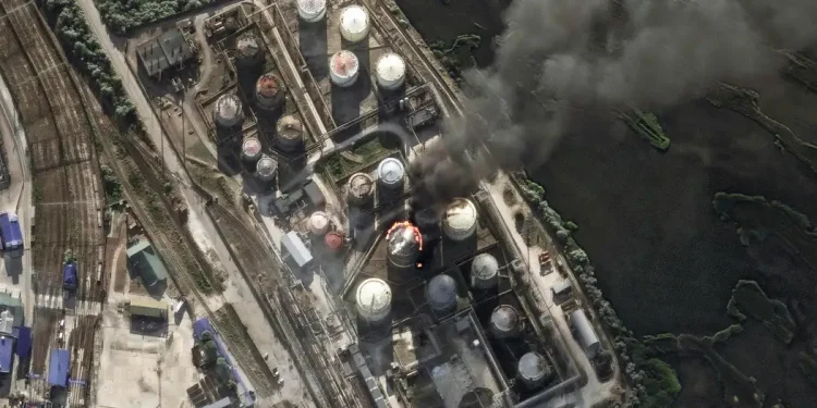 Ucrania golpeó una gran refinería rusa y volvió a atacar la base de la Flota del Mar Negro
