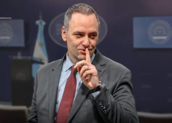 Adorni, contra el reloj: Deberá abandonar el silencio del destierro y responder al fiscal Pollicita