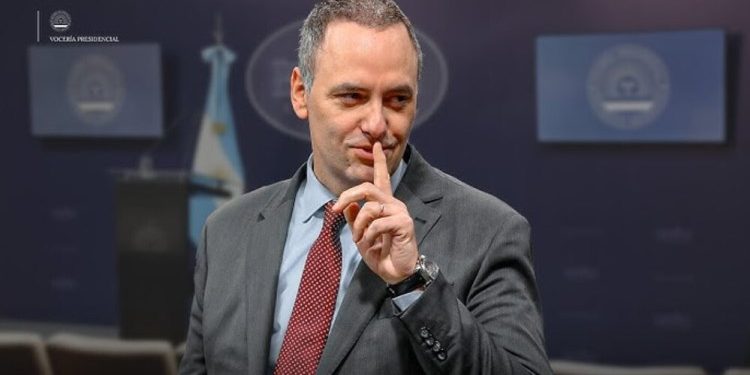 Adorni, contra el reloj: Deberá abandonar el silencio del destierro y responder al fiscal Pollicita
