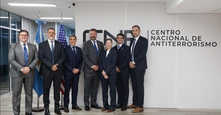 La caja de los espías crece otros $49.000 millones mientras Karina Milei y Santiago Caputo disputan el control de la “casa”