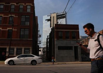 Bally’s enciende alarmas: advierte por su liquidez mientras frena parte del megacasino de Chicago