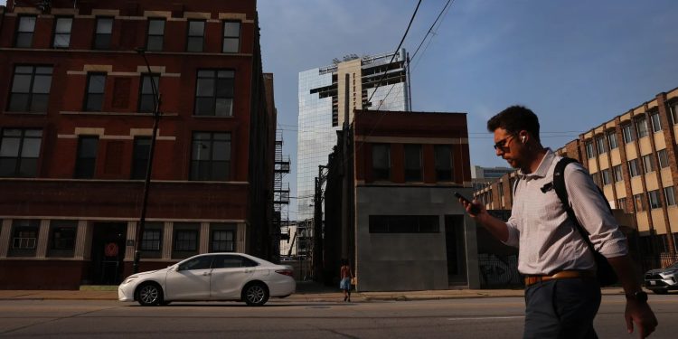 Bally’s enciende alarmas: advierte por su liquidez mientras frena parte del megacasino de Chicago