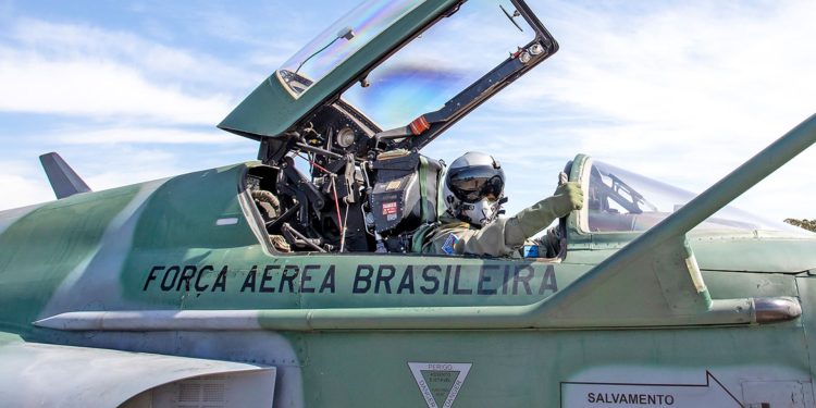 La crisis fiscal de Brasil alcanzó a la Fuerza Aérea y amenaza las operaciones de los Gripen y KC-390