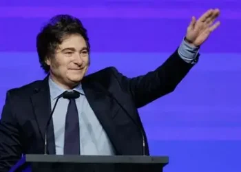 Milei inicia su campaña apoyada en la desinflación mientras la economía cotidiana se debilita y empresarios callan