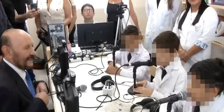 Formosa adoctrina niños con el “modelo formoseño” y el culto escolar a Gildo Insfrán. Similitudes con Cuba e Irán