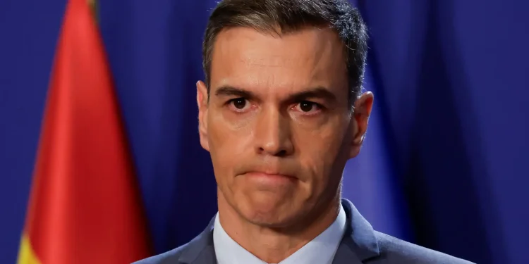 Sánchez habría ignorado alertas de inteligencia antes del desborde de Ceuta y el Gobierno queda bajo sospecha por su respuesta tardía