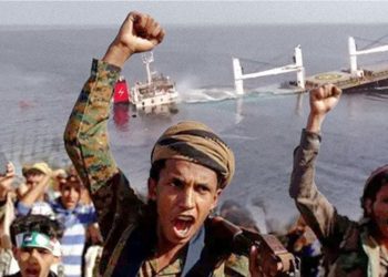 Irán ordenó a los hutíes preparar el bloqueo de Bab el-Mandeb y amenaza con paralizar dos rutas vitales del comercio mundial