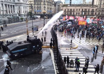 Propiedad privada: El oficialismo resistió el primer embate en el Senado mientras desmanes sacudieron la Plaza del Congreso