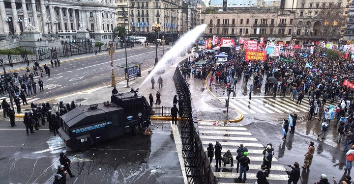 Propiedad privada: El oficialismo resistió el primer embate en el Senado mientras desmanes sacudieron la Plaza del Congreso