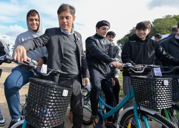 Kicillof pedalea hacia 2027: casi $1.000 millones en bicicletas mientras seguridad y salud complican a la Provincia