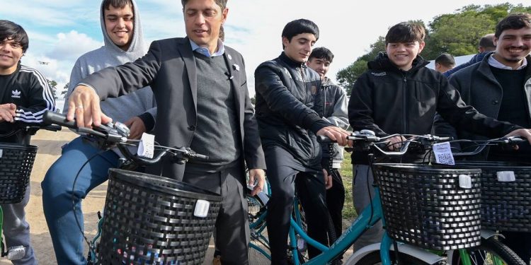 Kicillof pedalea hacia 2027: casi $1.000 millones en bicicletas mientras seguridad y salud complican a la Provincia