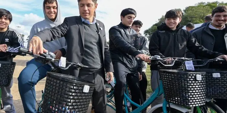 Kicillof pedalea hacia 2027: casi $1.000 millones en bicicletas mientras seguridad y salud complican a la Provincia