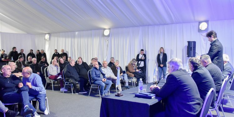 Nunca Hollywood se atrevió a tanto: tras el revés judicial, Tapia montó una carpa en la “sede” de Pilar que Amarante calificó de “ficción jurídica”