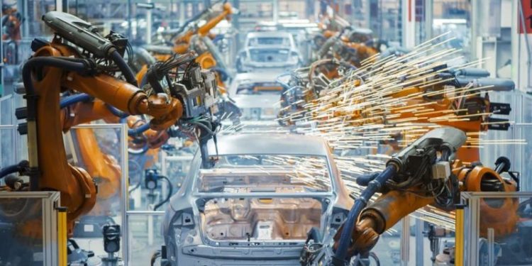 La industria cambia de ecuación: servicios 30% más caros y máquinas cada vez más baratas