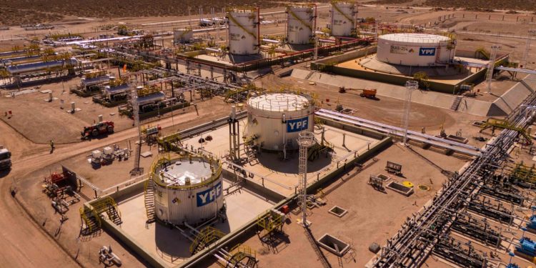 Positivo II: Vaca Muerta empuja otro récord, produjo 916.200 barriles diarios y el petróleo  lidera exportaciones