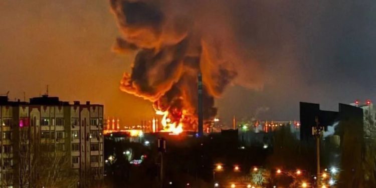 Ucrania golpea el corazón petrolero ruso: Kirishi arde y la escasez de combustible amenaza con agravarse