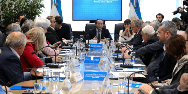 Consejo del Salario roto: gremios pidieron $993.000, empresarios ofrecieron $468.000 y Milei volverá a decidir por decreto