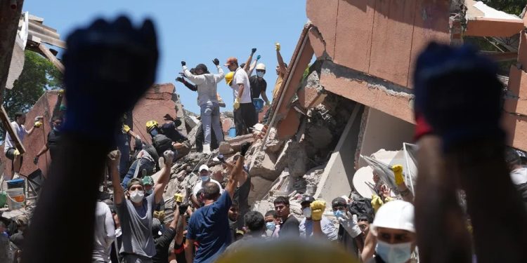 Colombia bajo los escombros: 111 muertos y cientos de heridos. Las imágenes