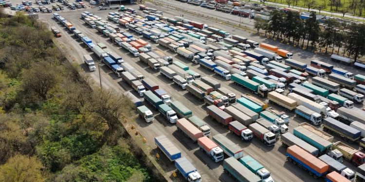 Positivo: El maíz desborda los puertos del Gran Rosario con 4.258 camiones en un día y una cosecha récord