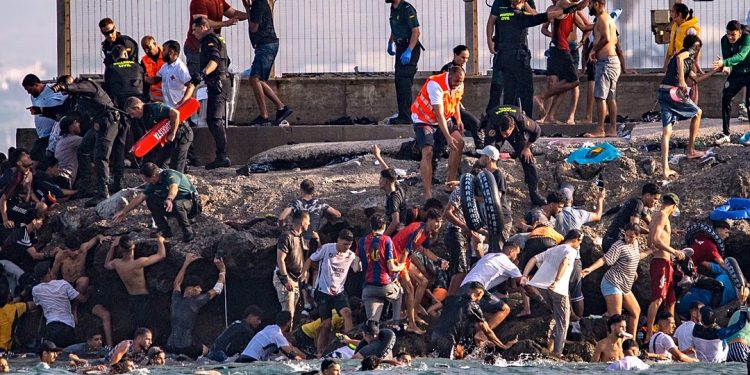 Un informe policial sacude a Sánchez: Marruecos, bajo sospecha por la avalancha de Ceuta