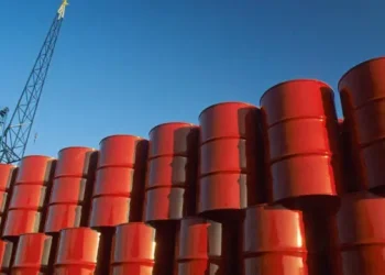 Ormuz incendia el petróleo: el Brent rompe otra vez los US$100