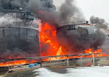 Guerra sin pausa: Rusia lanza 453 drones y Ucrania incendia el corazón petrolero de Putin