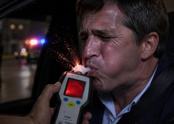 El jefe del RENAR dio positivo de alcoholemia: Allan, sancionado mientras decide sobre portaciones de armas