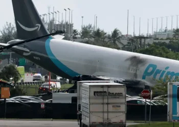Tragedia en Miami: un carguero de Amazon arrasó vehículos tras salirse de pista y dejó cinco muertos