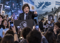 Milei sale a buscar a los jóvenes que empiezan a alejarse y ofrece Malvinas, territorio y redes