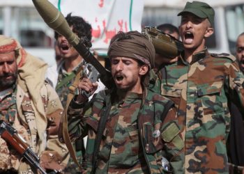 Los hutíes cercan Bab el-Mandeb y extienden la pinza iraní sobre el Mar Rojo