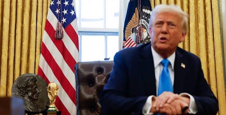 Trump promete US$5.000 por adulto si gana elecciones y sus regalos de US$45.000 abren otra polémica