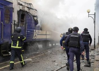 Putin roza la frontera de la OTAN: un dron ruso atacó un tren tras el paso de Boris Johnson