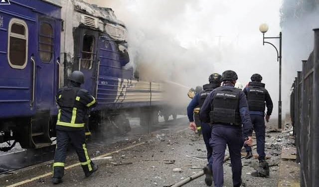 Putin roza la frontera de la OTAN: un dron ruso atacó un tren tras el paso de Boris Johnson
