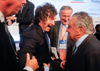 Milei estira hasta 2056 la concesión de su ex empleador y reabre interrogantes sobre Aeropuertos Argentina