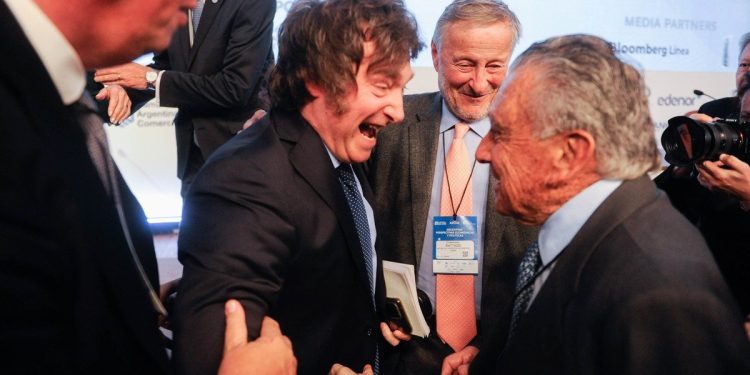 Milei estira hasta 2056 la concesión de su ex empleador y reabre interrogantes sobre Aeropuertos Argentina
